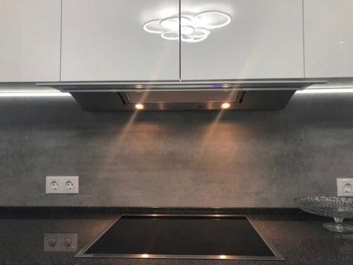 Вот такая строгая и стильная кухня получилась у нас. 05