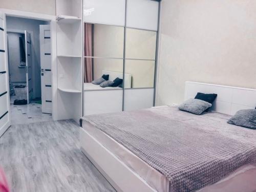 Владельцы квартиры постарались над цветовой гаммой квартиры. 04