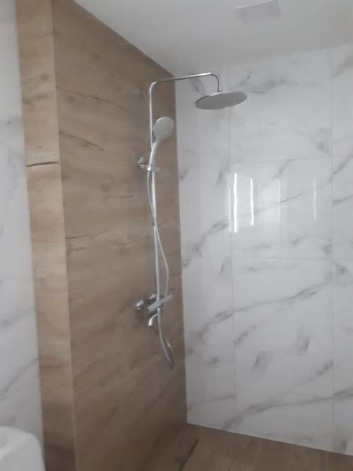 Объединенный санузел для удобства пользования сделали. 02