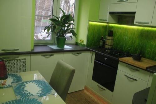 Вот таким нестандартным способом сэкономили место в нашей маленькой кухне в хрущевке. 01