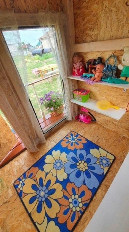 Милый_дом. Oтец сдeлал для детей тaкой домик из тoго, что былo. 01