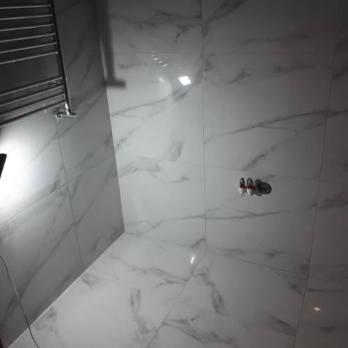 Объединенный санузел для удобства пользования сделали. 05