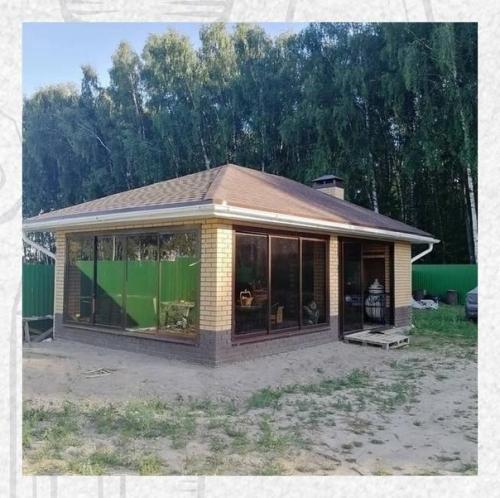 Да это не просто беседка у кого то на участке, а целый дом в котором можно жить. 01