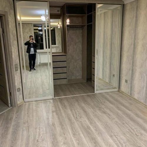 В типовой хрущёвке удалось сделать вместо шкафа целую гардеробную. 01