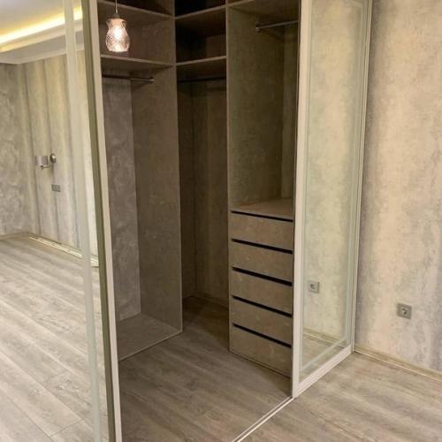 В типовой хрущёвке удалось сделать вместо шкафа целую гардеробную. 03