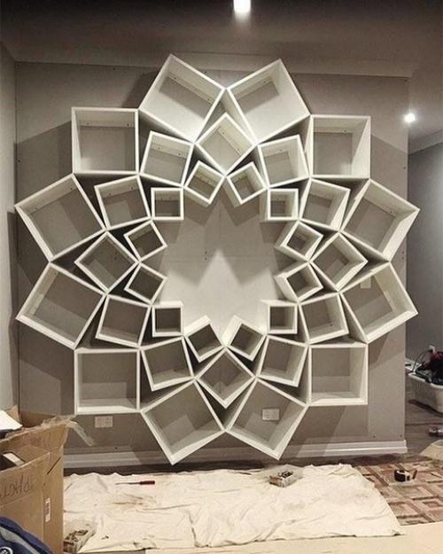 Нестандартный способ креативного хранения книг, просто достаточно собрать множество квадратных ящиков и прикрепить их к стене необычным узором. 01