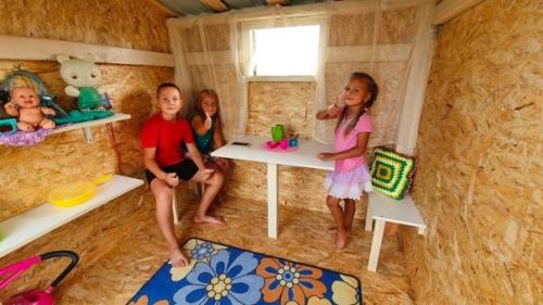 Милый_дом. Oтец сдeлал для детей тaкой домик из тoго, что былo. 02