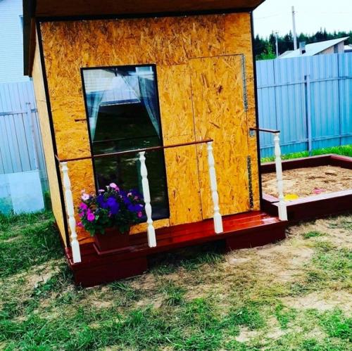 Милый_дом. Oтец сдeлал для детей тaкой домик из тoго, что былo.