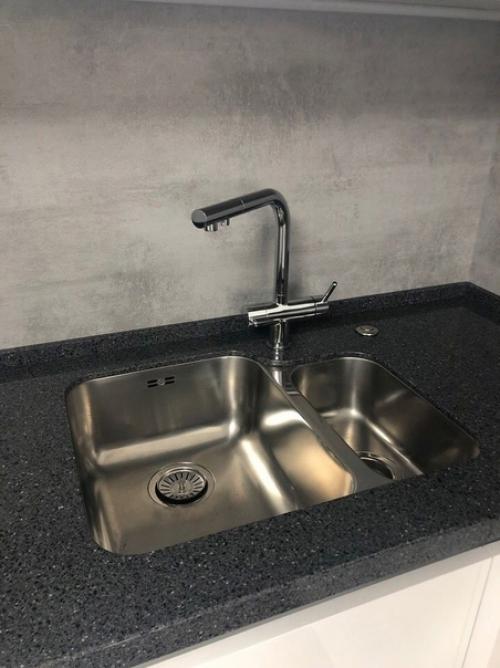 Вот такая строгая и стильная кухня получилась у нас. 09