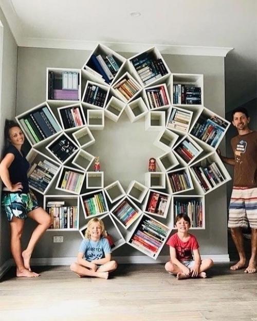 Нестандартный способ креативного хранения книг, просто достаточно собрать множество квадратных ящиков и прикрепить их к стене необычным узором. 02