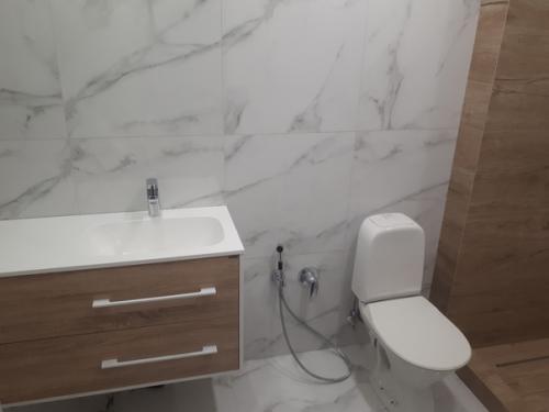 Объединенный санузел для удобства пользования сделали. 03