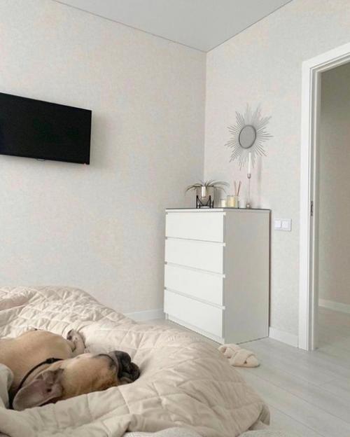 Великолепная просторная спальня в стиле Белоснежная Сказка поражает своей гармонией и уютом. 03