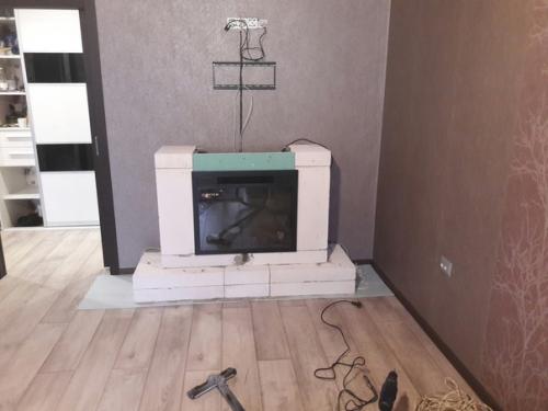 Увидел как люди делают у себя в квартирах имитации каминов, что и мне захотелось дополнить интерьер этой деталью. 04