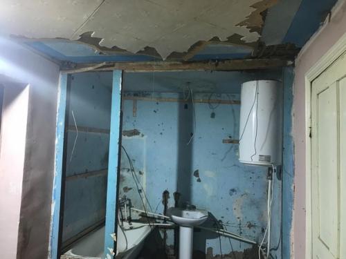 Квартиру приобрели в плачевном состоянии, стены окрашены в жуткие тона, где то краска повыцвела, пенопластовые панели на потолке. 02