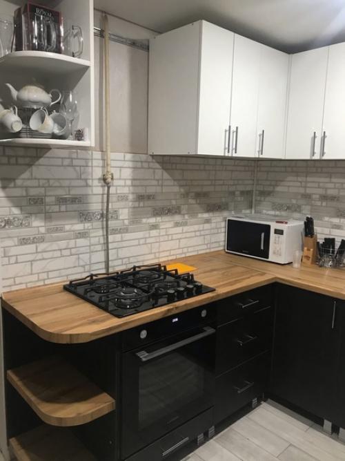 Квартиру приобрели в плачевном состоянии, стены окрашены в жуткие тона, где то краска повыцвела, пенопластовые панели на потолке. 05