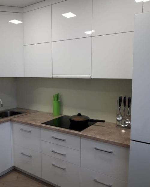 Ремонт на своей кухни сделали в белой расцветке и немного разбавили его салатовым цветом. 02