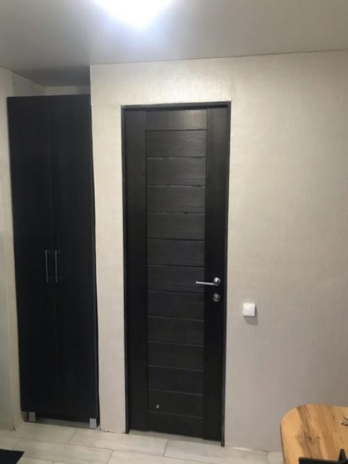 Квартиру приобрели в плачевном состоянии, стены окрашены в жуткие тона, где то краска повыцвела, пенопластовые панели на потолке. 06