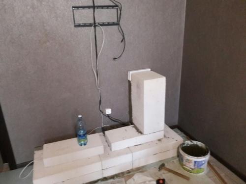 Увидел как люди делают у себя в квартирах имитации каминов, что и мне захотелось дополнить интерьер этой деталью. 02