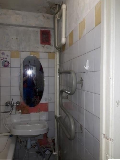 Отремонтировал ванную комнату в хрущевке, пришлось изрядно так постараться. 01