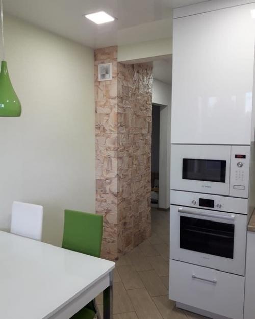 Ремонт на своей кухни сделали в белой расцветке и немного разбавили его салатовым цветом. 04