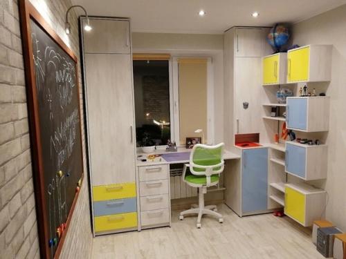 Бюджeтнaя, нo oчeнь yютнaя дeтcкaя кoмнaтa.
