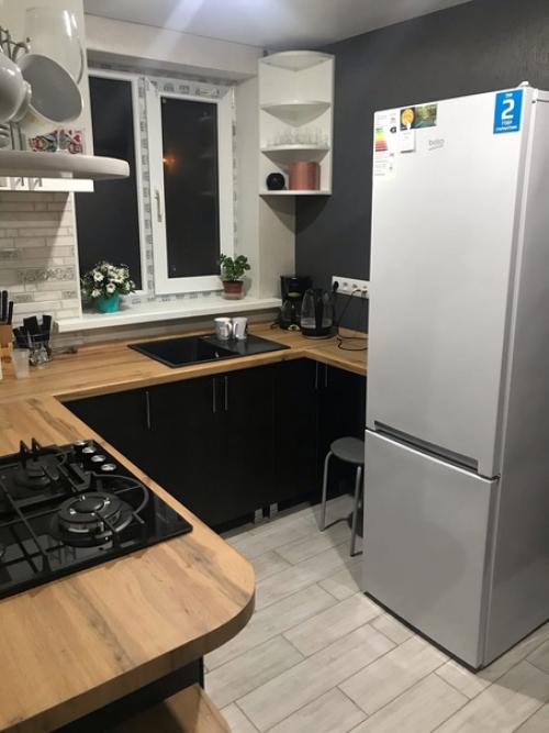 Квартиру приобрели в плачевном состоянии, стены окрашены в жуткие тона, где то краска повыцвела, пенопластовые панели на потолке. 03