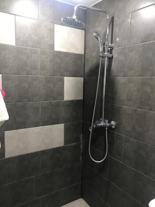 Квартиру приобрели в плачевном состоянии, стены окрашены в жуткие тона, где то краска повыцвела, пенопластовые панели на потолке. 07