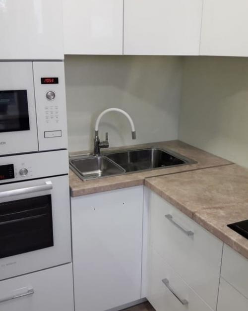 Ремонт на своей кухни сделали в белой расцветке и немного разбавили его салатовым цветом. 03