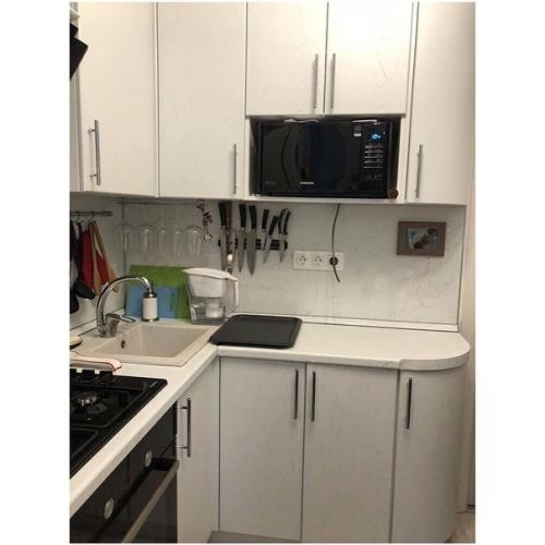 Какого то конкретного дизайнерского решения тут нет, все подбиралось и делалось интуитивно. 03