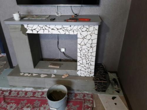 Увидел как люди делают у себя в квартирах имитации каминов, что и мне захотелось дополнить интерьер этой деталью. 06