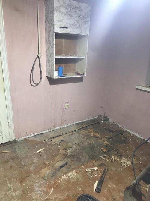 Квартиру приобрели в плачевном состоянии, стены окрашены в жуткие тона, где то краска повыцвела, пенопластовые панели на потолке. 01