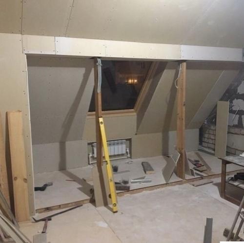 С момента постройки дома у нас пустовала мансарда и мы не планировали ничего там делать. 05