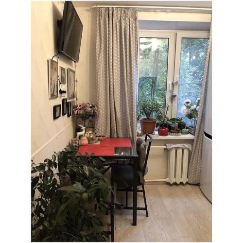 Какого то конкретного дизайнерского решения тут нет, все подбиралось и делалось интуитивно. 02