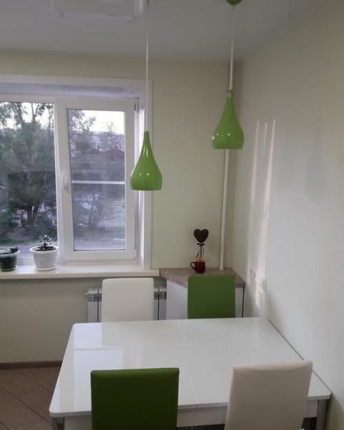 Ремонт на своей кухни сделали в белой расцветке и немного разбавили его салатовым цветом.