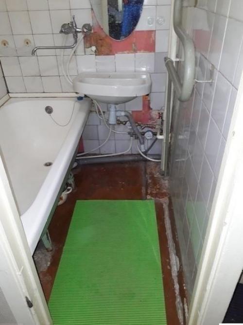 Отремонтировал ванную комнату в хрущевке, пришлось изрядно так постараться. 04