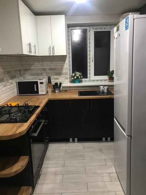 Квартиру приобрели в плачевном состоянии, стены окрашены в жуткие тона, где то краска повыцвела, пенопластовые панели на потолке. 04