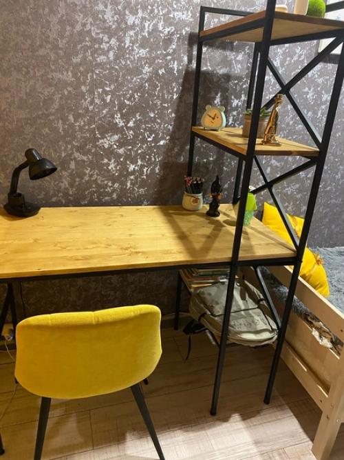 Стол в стиле лофт, без него было очень скучно.