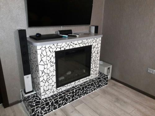 Увидел как люди делают у себя в квартирах имитации каминов, что и мне захотелось дополнить интерьер этой деталью. 09