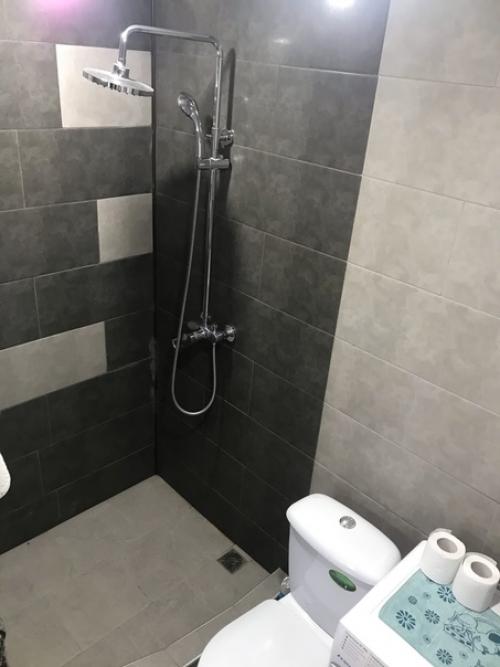 Квартиру приобрели в плачевном состоянии, стены окрашены в жуткие тона, где то краска повыцвела, пенопластовые панели на потолке. 08