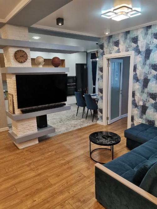 Эта наша уютная и очень просторная квартира.