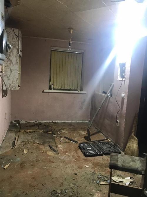 Квартиру приобрели в плачевном состоянии, стены окрашены в жуткие тона, где то краска повыцвела, пенопластовые панели на потолке.