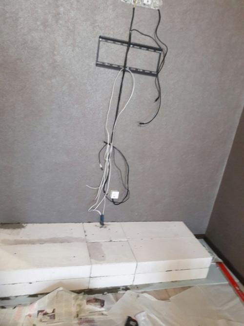 Увидел как люди делают у себя в квартирах имитации каминов, что и мне захотелось дополнить интерьер этой деталью.