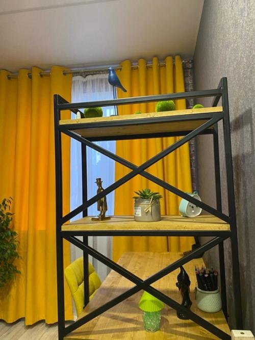 Стол в стиле лофт, без него было очень скучно. 01