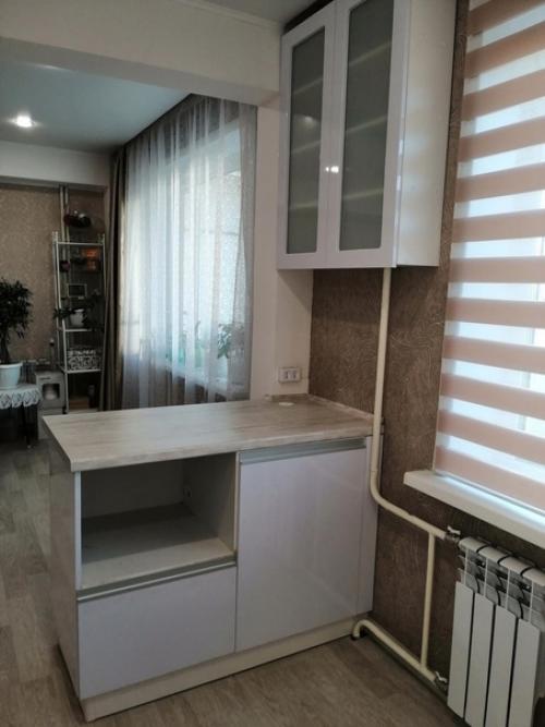 Мы объединили кухню с комнатой, демонтировав для этого стену. 06