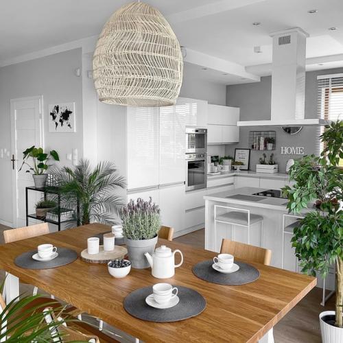 Не ведь это правда мечта, жить всей семьёй в таком чудесном загородном домике. 03