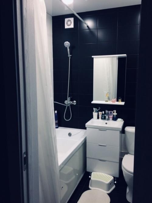 Моя крохотная ванная комната, совмещённая с санузлом, в неё удалось уместить всё, что нужно.