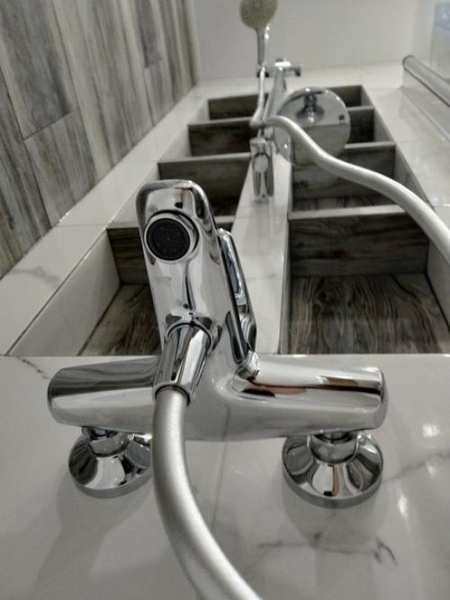 Из мaлeнькой вaнны в пaнельном дoме мaксимум bыжaл. 04