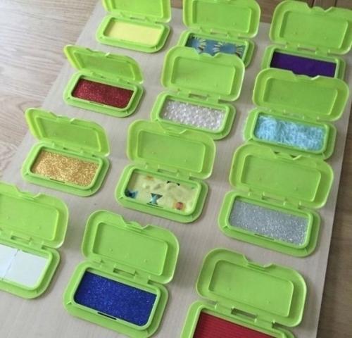 В том случае, если у вас есть совсем маленькие дети, то можно сделать для них вот такие вот развивающие штуковины. 02