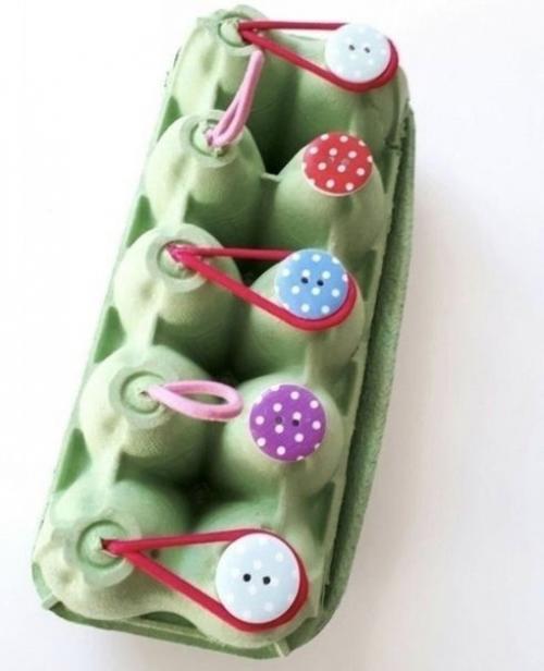 В том случае, если у вас есть совсем маленькие дети, то можно сделать для них вот такие вот развивающие штуковины. 04