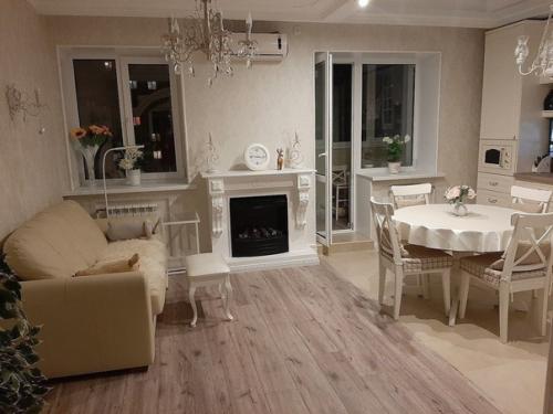 Haшa кyxня.  Ceйчac пocыпeтcя кpитикa про безвкусицу, но нам очень нравится. 01